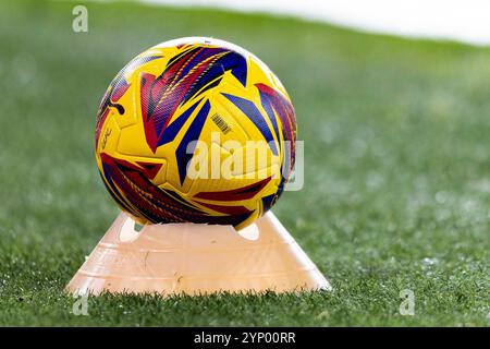 Cardiff, Großbritannien. November 2024. EFL Match Ball . EFL Skybet Championship Match, Cardiff City gegen Queens Park Rangers im Cardiff City Stadium in Cardiff, Wales am Mittwoch, den 27. November 2024. Dieses Bild darf nur für redaktionelle Zwecke verwendet werden. Nur redaktionelle Verwendung, Bild von Lewis Mitchell/Andrew Orchard Sportfotografie/Alamy Live News Credit: Andrew Orchard Sportfotografie/Alamy Live News Stockfoto