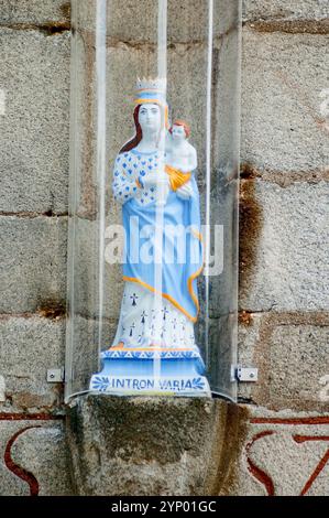 Eine Statue der Jungfrau von Rue des Boucheries, die die Straßenecke schützen soll; diese Marienstatue stammt aus dem 18. Jahrhundert. Stockfoto