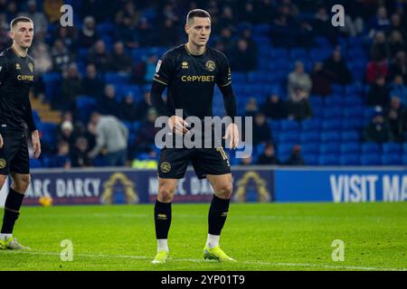 Cardiff, Großbritannien. November 2024. Žan Celar von Queens Park Rangers schaut zu. EFL Skybet Championship Match, Cardiff City gegen Queens Park Rangers im Cardiff City Stadium in Cardiff, Wales am Mittwoch, den 27. November 2024. Dieses Bild darf nur für redaktionelle Zwecke verwendet werden. Nur redaktionelle Verwendung, Bild von Lewis Mitchell/Andrew Orchard Sportfotografie/Alamy Live News Credit: Andrew Orchard Sportfotografie/Alamy Live News Stockfoto