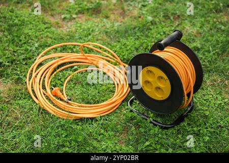 Verlängerungskabel auf grünem Gras im Freien Stockfoto