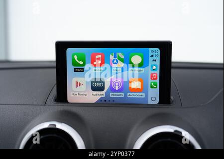 Derby, Großbritannien – 03. November 2024: Apple CarPlay Interface in modernen Fahrzeugen Stockfoto