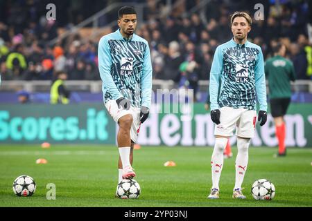 Mailand, Italien, Italien. November 2024. Benjamin HENRICHS vom RB Leipzig und Kevin KAMPL vom RB Leipzig während des Spiels der UEFA Champions League, League Phase MD5 zwischen dem FC Internazionale und RB Leipzig im Stadio Giuseppe-Meazza am 26. November 2024 in Mailand. (Kreditbild: © Matthieu Mirville/ZUMA Press Wire) NUR REDAKTIONELLE VERWENDUNG! Nicht für kommerzielle ZWECKE! Stockfoto