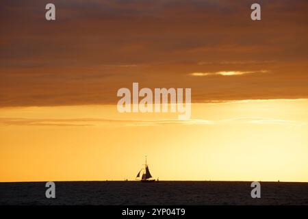 Farbenfroher Sonnenuntergangshimmel im Sommer über dem Atlantik in der Bucht von Saint Malo, Bretagne, Frankreich. Stockfoto