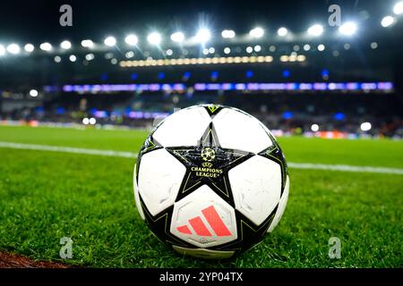 Ein allgemeiner Überblick über den offiziellen Spielball, den adidas UCL League 24/25 League Phase Ball, vor dem Spiel der UEFA Champions League in Villa Park, Birmingham. Bilddatum: Mittwoch, 27. November 2024. Stockfoto