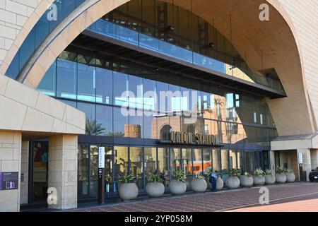 LOS ANGELES - KALIFORNIEN - 18. November 2024: Eingang der Union Station East am Gateway Plaza. Stockfoto