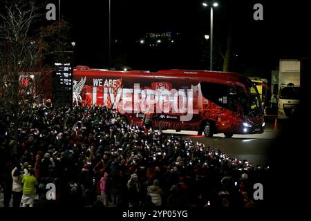 Liverpool, Großbritannien. November 2024. Der Liverpool-Team-Bus kommt im Stadion an. UEFA Champions League, Liverpool gegen Real Madrid am Mittwoch, den 27. November 2024, Anfield in Liverpool. Dieses Bild darf nur für redaktionelle Zwecke verwendet werden. Nur redaktionelle Verwendung. bild von Chris Stading/Andrew Orchard Sportfotografie/Alamy Live News Credit: Andrew Orchard Sportfotografie/Alamy Live News Stockfoto