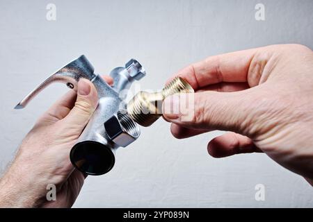 Zum Einhebel-Kugelhahn, der das exzentrische Messinguntersetzungsgetriebe mit Außengewinde verbindet. Stockfoto