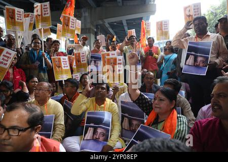 Kalkutta, Westbengalen, Indien. November 2024. Aktivisten der Bharatiya Janata Party (BJP) schreien Slogans und tragen Plakate bei einer Protestkundgebung gegen die kürzliche Verhaftung des ISKCON Bangladesch-Priesters Chinmoy Krishna das durch die Polizei von Dhaka. (Kreditbild: © Rupak de Chowdhuri/ZUMA Press Wire) NUR REDAKTIONELLE VERWENDUNG! Nicht für kommerzielle ZWECKE! Stockfoto