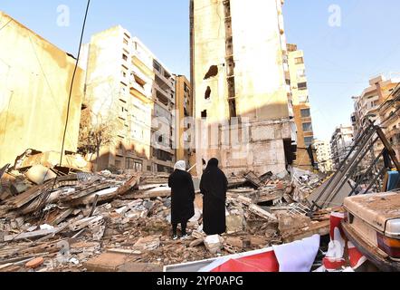 Beirut, Libanon. November 2024. Bürger des Libanon, geben ihre Häuser mit Fahrzeugen zurück, nachdem das Waffenstillstandsabkommen zwischen Israel und dem Libanon am 27. November 2024 in der Region Dahieh in Beirut, Libanon, in Kraft getreten ist. Foto von FADEL ITANI/UPI. Quelle: UPI/Alamy Live News Stockfoto