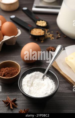 Backpulver und andere Produkte auf grauem Holztisch Stockfoto