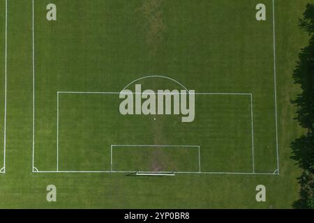 Aus der Vogelperspektive des Sportplatzes (Fußballfelder) mit Blick auf die Strafzone, Wallasey, Merseyside, Großbritannien. Stockfoto