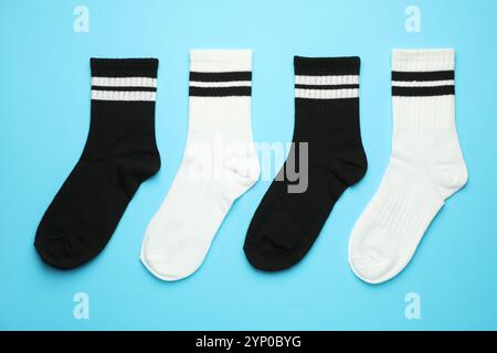 Verschiedene weiche Socken auf hellblauem Hintergrund, flach geschnitten Stockfoto