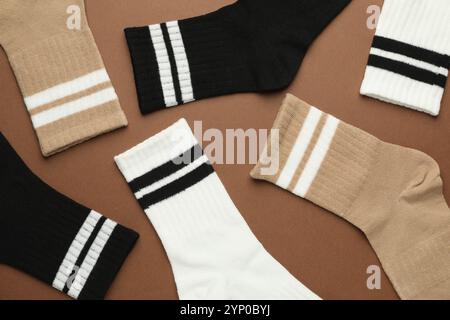 Verschiedene weiche Socken auf hellbraunem Hintergrund, flach geschnitten Stockfoto