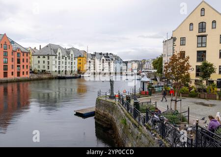 Hafen und Stadtzentrum von Alesund mit Jugendstilarchitektur, Alesund, Sunnmore, mehr oder Romsdal, Norwegen, Skandinavien, Europa, 2024 Stockfoto