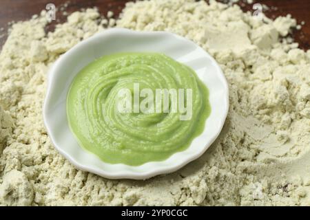 Schüssel mit Wasabi-Paste auf trockenem Pulver, Nahaufnahme Stockfoto