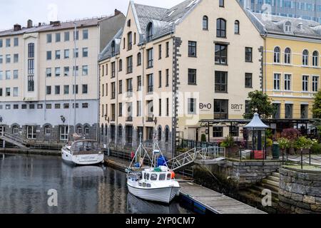 Alesund ist eine Seehafenstadt an der Westküste Norwegens. Jugendstilarchitektur dominiert die Stadt und ihren inneren Hafen, Norwegen, Europa, 2024 Stockfoto