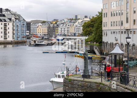 Hafen und Stadtzentrum von Alesund mit Jugendstilarchitektur, Alesund, Sunnmore, mehr oder Romsdal, Norwegen, Skandinavien, Europa, 2024 Stockfoto