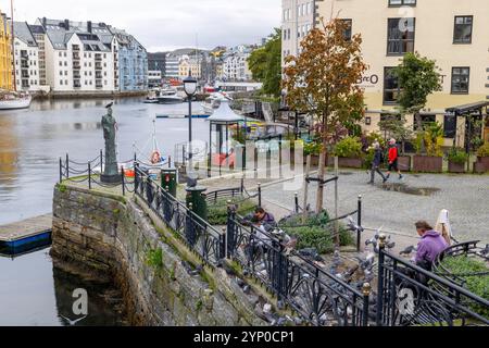 Hafen und Stadtzentrum von Alesund mit Jugendstilarchitektur, Alesund, Sunnmore, mehr oder Romsdal, Norwegen, Skandinavien, Europa, 2024 Stockfoto