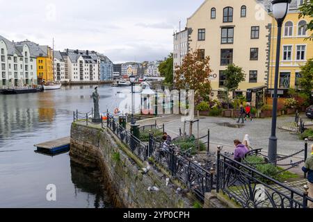 Hafen und Stadtzentrum von Alesund mit Jugendstilarchitektur, Alesund, Sunnmore, mehr oder Romsdal, Norwegen, Skandinavien, Europa, 2024 Stockfoto