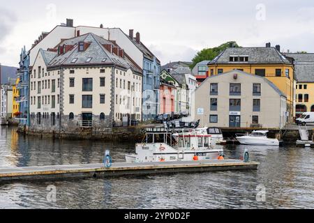 Alesund ist eine Seehafenstadt an der Westküste Norwegens. Jugendstilarchitektur dominiert die Stadt und ihren inneren Hafen, Norwegen, Europa, 2024 Stockfoto