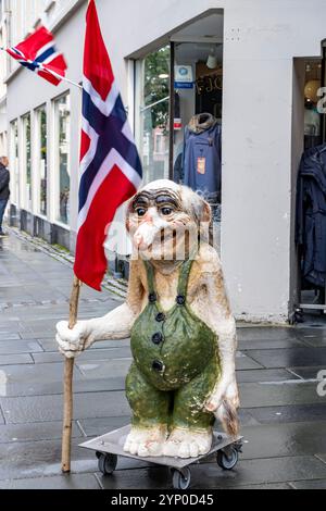 Norwegischer Troll mit norwegischer Flagge vor einem Einzelhandelsgeschäft in Kongens Gate, Ålesund, Møre og Romsdal, Norwegen. Trolle sind Wesen in der Folklore Stockfoto