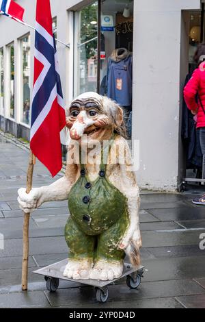 Norwegischer Troll mit norwegischer Flagge vor einem Einzelhandelsgeschäft in Kongens Gate, Ålesund, Møre og Romsdal, Norwegen. Trolle sind Wesen in der Folklore Stockfoto