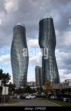 Absolute Towers at Square One Shopping Centre am City Centre Drive in Mississauga, Toronto, Ontario, Kanada Stockfoto