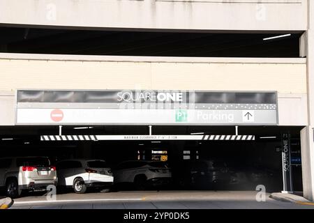 Schild Square One Shopping Centre an der Tiefgarage am City Centre Drive in Mississauga, Toronto, Ontario, Kanada Stockfoto