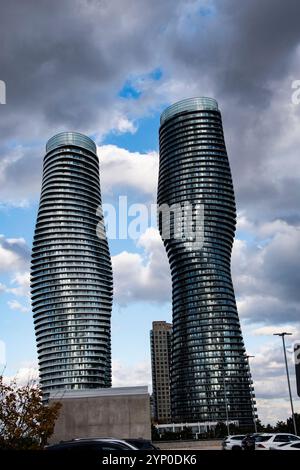 Absolute Towers at Square One Shopping Centre am City Centre Drive in Mississauga, Toronto, Ontario, Kanada Stockfoto