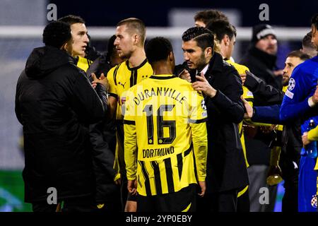 Zagreb, Kroatien. November 2024. Fußball: Champions League, Dinamo Zagreb - Borussia Dortmund, Vorrunde, Spieltag 5, Maksimir-Stadion. Dortmunder Trainer Nuri Sahin (Mitte r) spricht nach dem Spiel mit Dortmunder Julien Duranville (M). Quelle: Tom Weller/dpa/Alamy Live News Stockfoto