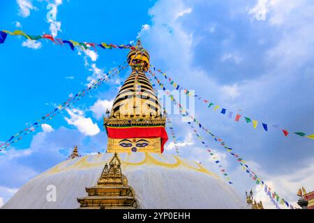 Kathmandu buddhistische Stupa Boudhanath. Große kugelförmige Stupa in der Hauptstadt Nepals, UNESCO-Weltkulturerbe. Bunte Tibetische Gebetsfahnen Stockfoto