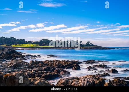 Pebble Beach Golf Course mit atemberaubendem Blick auf die Pazifikküste. Stockfoto