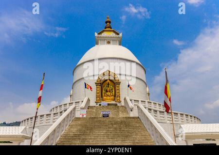 Kathmandu buddhistische Stupa Boudhanath. Große kugelförmige Stupa in der Hauptstadt Nepals, UNESCO-Weltkulturerbe. Bunte Tibetische Gebetsfahnen Stockfoto