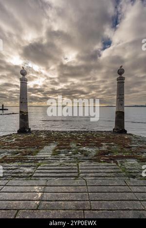 Lissabon, Portugal. 13. November 2023: Kais das Colunas Pier vor dem Platz praca do comercio. Aussicht am frühen Morgen. Stockfoto