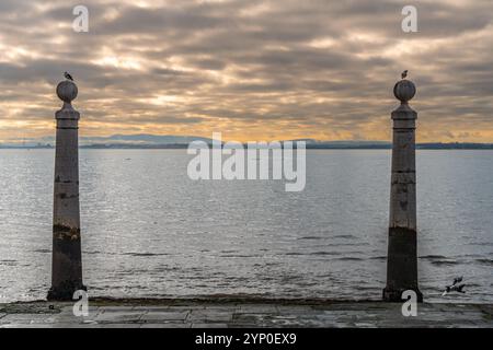 Lissabon, Portugal. 13. November 2023: Kais das Colunas Pier vor dem Platz praca do comercio. Aussicht am frühen Morgen. Stockfoto