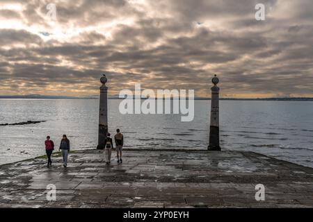 Lissabon, Portugal. 13. November 2023: Kais das Colunas Pier vor dem Platz praca do comercio. Aussicht am frühen Morgen. Stockfoto