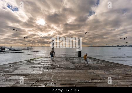 Lissabon, Portugal. 13. November 2023: Kais das Colunas Pier vor dem Platz praca do comercio. Aussicht am frühen Morgen. Stockfoto