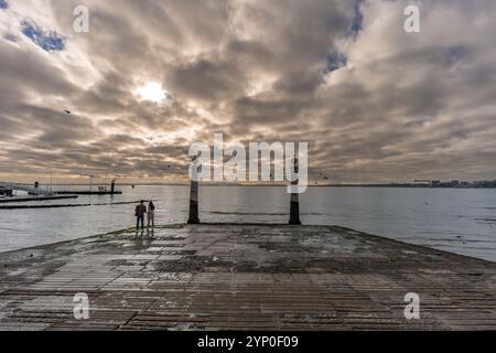 Lissabon, Portugal. 13. November 2023: Kais das Colunas Pier vor dem Platz praca do comercio. Aussicht am frühen Morgen. Stockfoto