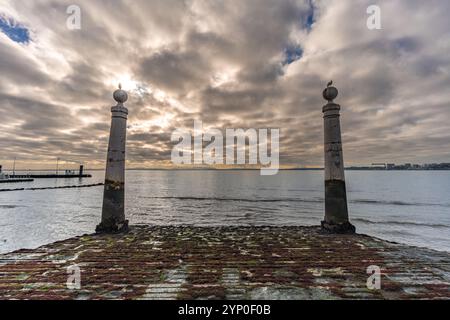 Lissabon, Portugal. 13. November 2023: Kais das Colunas Pier vor dem Platz praca do comercio. Aussicht am frühen Morgen. Stockfoto