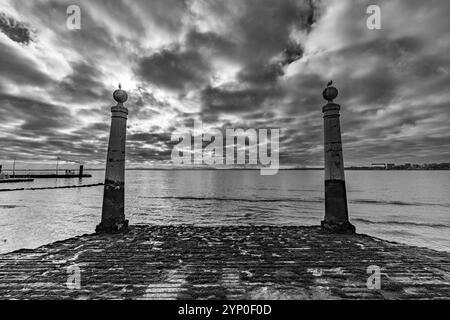 Lissabon, Portugal. 13. November 2023: Kais das Colunas Pier vor dem Platz praca do comercio. Monochromer Blick am frühen Morgen. Stockfoto