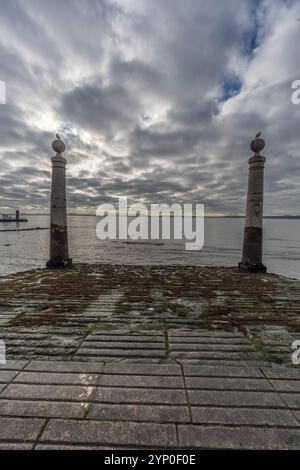 Lissabon, Portugal. 13. November 2023: Kais das Colunas Pier vor dem Platz praca do comercio. Aussicht am frühen Morgen. Stockfoto