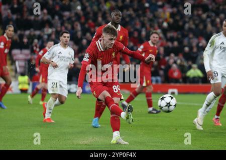 Liverpool, Großbritannien. November 2024. Conor Bradley aus Liverpool macht den Ball frei. UEFA Champions League, Liverpool gegen Real Madrid am Mittwoch, den 27. November 2024, Anfield in Liverpool. Dieses Bild darf nur für redaktionelle Zwecke verwendet werden. Nur redaktionelle Verwendung. bild von Chris Stading/Andrew Orchard Sportfotografie/Alamy Live News Credit: Andrew Orchard Sportfotografie/Alamy Live News Stockfoto