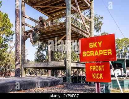 U.S. Marines mit Marine Aircraft Group 31, 2nd Marine Aircraft Wing, nehmen am Confidence Course am Marine Corps Recruit Depot Parris Island, South Carolina, am 25. Oktober 2024 Teil. Der Confidence Course ist ein Hinderniskurs, der dazu dient, körperliche Fitness, Teamarbeit und geistige Belastbarkeit unter Marines zu fördern. (Foto des U.S. Marine Corps von Lance CPL. Kayla LeClaire) Stockfoto