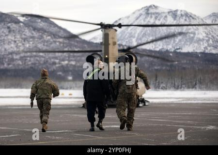 Jeremy Maddox, ein CH-47 Chinook Hubschrauberflugingenieur, der der Einheit 1, B Company, 2-211. General Support Aviation Battalion, zugeteilt wurde, interagiert am 22. November 2024 mit einem Kadett der Alaska Military Youth Academy vor einem Einführungsflug auf dem Bryant Army Airfield, Joint Base Elmendorf-Richardson, Alaska. AMYA ist eine akkreditierte Spezialschule, die jungen Menschen in Alaska dabei helfen soll, positive Veränderungen im Leben zu bewirken. Die Kadetten befinden sich derzeit im AMYA Challenge Program, einer anspruchsvollen, 22-wöchigen Wohnphase mit dem Ziel, Selbstvertrauen zu entwickeln Stockfoto