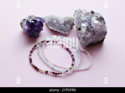 Armbänder aus Rosenquarz, Turmalin- und Aquamarin-Perlen und Amethyst-Kristallen. Echte Halbedelsteine Heilkristalle. Stockfoto