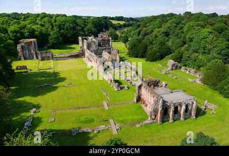 Furness Abbey, Cumbria. Gegründet 1123 als Orden von Savigny. Zisterzienser von 1147. Sichtbare Ruinen hauptsächlich im gotischen Stil des 12. 13. Jahrhunderts in lokalem roten Sandstein Stockfoto