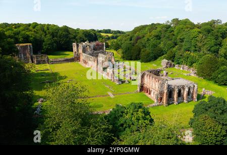 Furness Abbey, Cumbria. Gegründet 1123 als Orden von Savigny. Zisterzienser von 1147. Sichtbare Ruinen hauptsächlich im gotischen Stil des 12. 13. Jahrhunderts in lokalem roten Sandstein Stockfoto