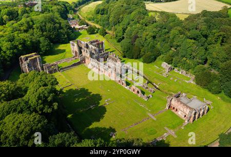 Furness Abbey, Cumbria. Gegründet 1123 als Orden von Savigny. Zisterzienser von 1147. Sichtbare Ruinen hauptsächlich im gotischen Stil des 12. 13. Jahrhunderts in lokalem roten Sandstein Stockfoto