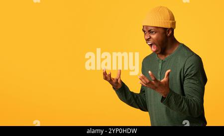 Porträt Eines Wütenden Afroamerikanischen Mannes, Der Mit Wut Auf Gelbem Hintergrund Schreit Stockfoto