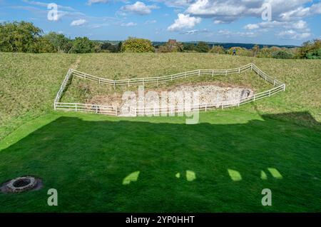 CASTLE RISING, VEREINIGTES KÖNIGREICH - 10. OKTOBER 2014: Blick auf die Umgebung und die Erdarbeiten von Castle Rising Castle, einer Ruine mittelalterlicher Festung in Stockfoto